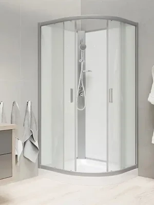 Čtvrtkruhový sprchový box 100 x 100 cm – satin ALU profily, sklo Point 5 / 4 mm, bílá zadní stěna, litá vanička se sifonem a panelem, bez stříšky. Uitverkoop